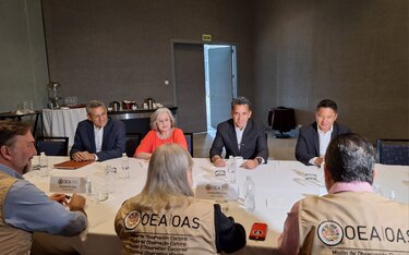 Candidatos presidenciales se reúnen con observadores internacionales