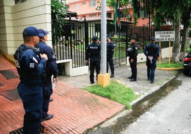 Policía rodea embajada de Bolivia: Saúl Méndez sigue refugiado en la sede diplomática