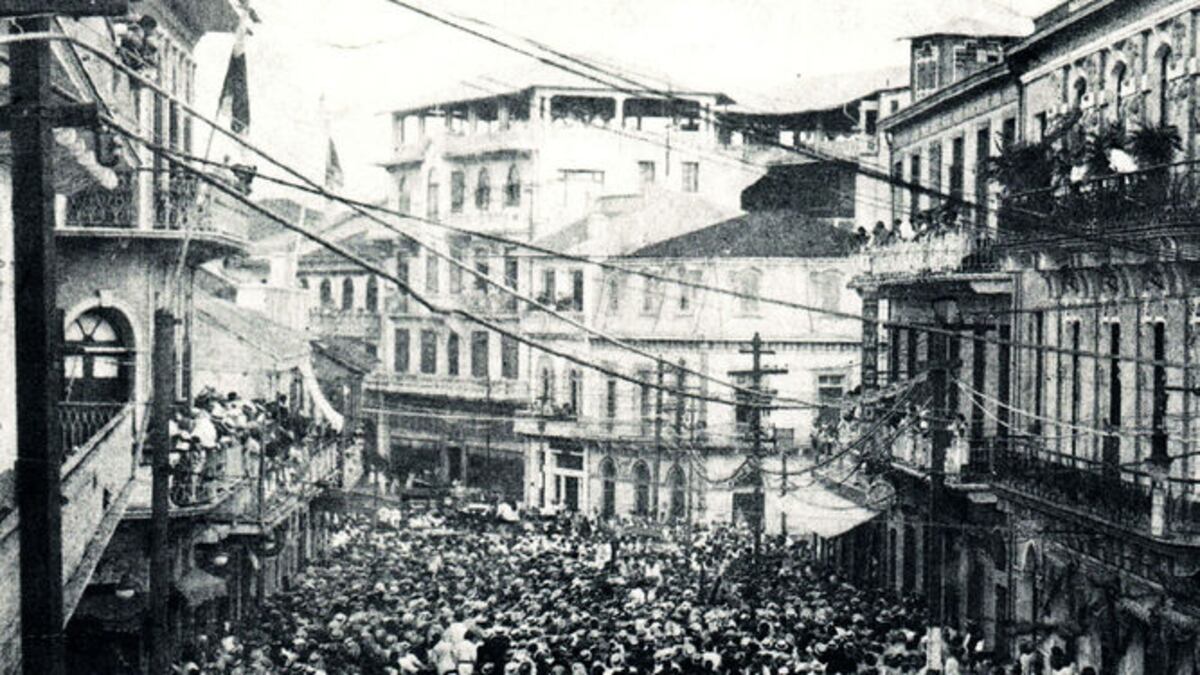 El edificio, que era un banco, siempre tuvo tres pisos. Aquí se puede apreciar la calle llena de personas desfilando en el Carnaval.
