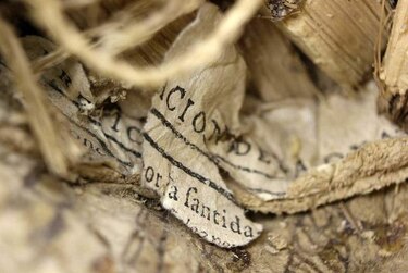 Hallan documentos del siglo XVIII dentro de escultura de Cristo en México