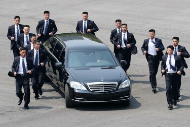 La guardia de Kim Jong Un, una escolta que no dejaría pasar 'ni una hormiga'