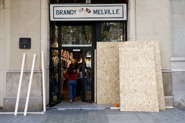 Comercios en ciudades españolas se blindan ante posibles disturbios convocados por Blocus
