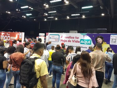 Panameños llegan a feria de empleo un día antes de la convocatoria; 20 mil aspirantes a 4 mil plazas