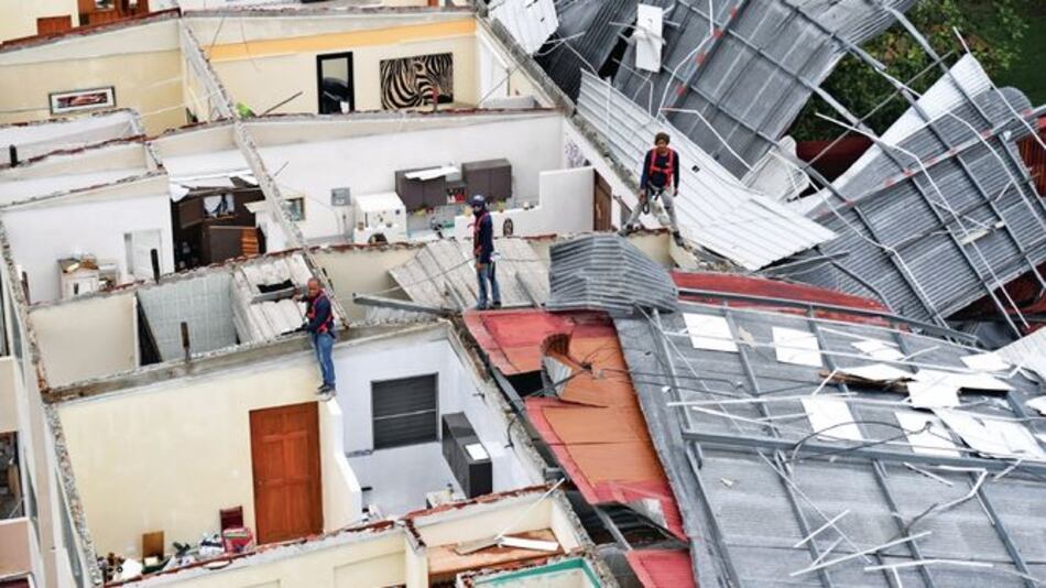 Voladura de techos, inundaciones y otros daños