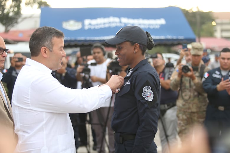 Atheyna Bylon es promovida a sargento primero y recibe honores de la Policía Nacional