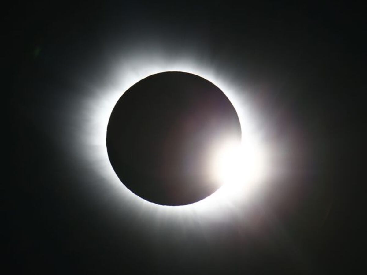 Una espesa capa de nubes impide apreciar el eclipse solar en Reino Unido