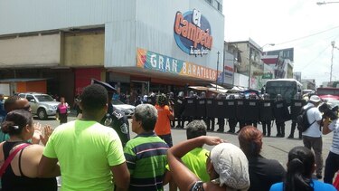 Policía detiene a buhoneros en Calidonia por cerrar avenida Central