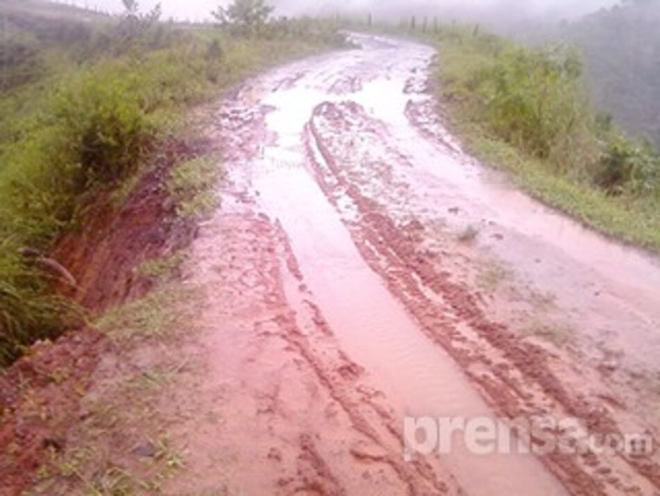 Lluvias causan deslizamientos en Las Minas