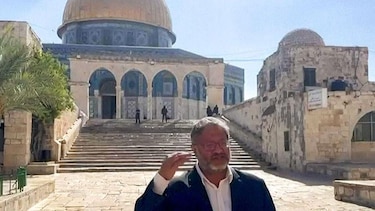 Un ministro israelí provoca indignación al rezar abiertamente en un lugar sagrado de Jerusalén