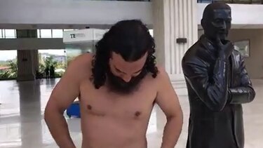 Por ofender el pudor, Tribunal Electoral denuncia al poeta que se desnudó