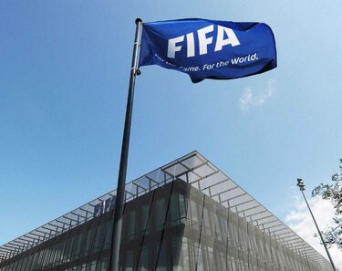 FIFA multa a cinco países por cantos homofóbicos en sus estadios