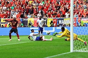Francia se clasifica para cuartos con un gol de rebote