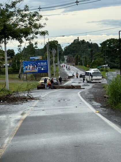 Tercer día de la Operación Omega en Bocas del Toro: entre clavos en la vía, cohetes artesanales y un puente aéreo humanitario