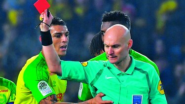 Árbitro que pateó a un jugador recibe tres meses de suspensión