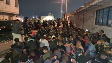 Agentes encuentran a 82 migrantes hacinados en un camión de carga en México