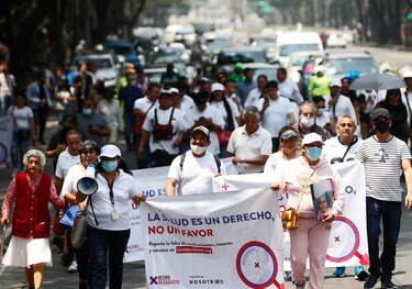 Familias de niños con cáncer marchan en México para exigir abasto de fármacos