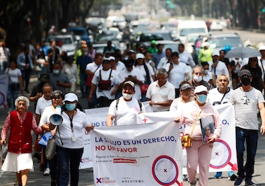 Familias de niños con cáncer marchan en México para exigir abasto de fármacos