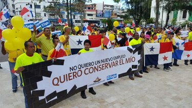 Trabajadores de los diarios 'El Siglo' y 'La Estrella' efectúan concentración
