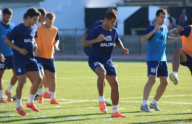 Roberto Chen entrena con su nuevo equipo en España