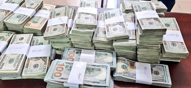 Imputan cargos y ordenan detención provisional tras decomiso de $920 mil en un operativo antidrogas