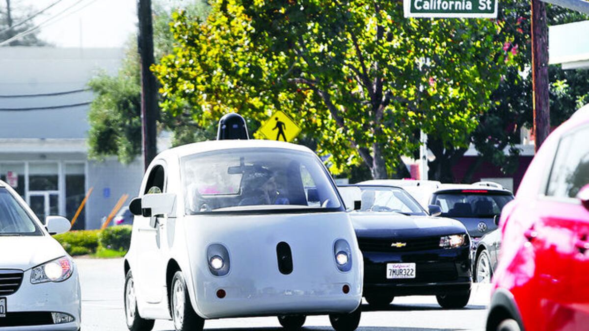 El vehículo autónomo de Google se desplaza por Mountain View, California.MCT Direct