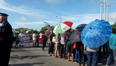 Afectados con el dietilenglicol cierran vías en Panamá y Azuero