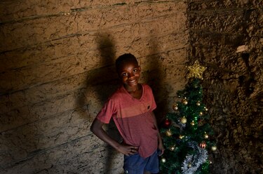 Un árbol de Navidad simboliza la esperanza en un vertedero de Brasil