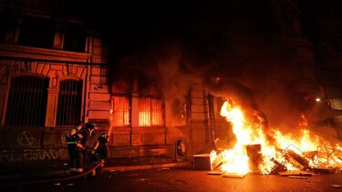 Manifestantes incendian edificio de diario más antiguo en circulación en Chile