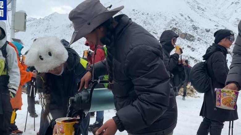 (Actualizada: 4)Los esfuerzos para rescatar a cientos de personas que quedaron atrapadas en las laderas del monte Everest