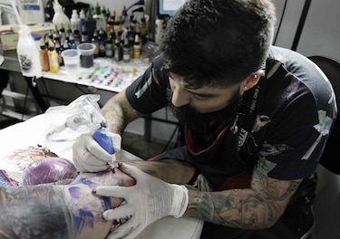 Estudio de la FDA revela que algunas tintas de tatuaje etiquetadas como estériles están contaminadas