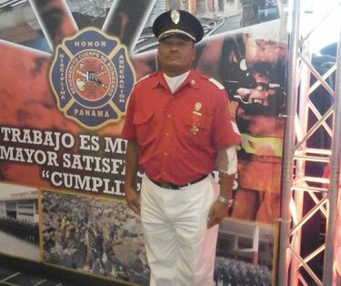 Condecoran a bombero que participó en rescate de cisterna