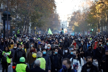 Miles protestan contra ley de seguridad en Francia, sacudida por la violencia policial