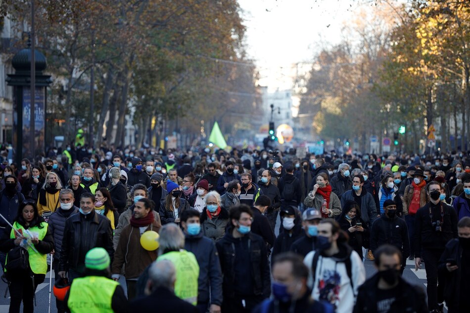 Miles protestan contra ley de seguridad en Francia, sacudida por la violencia policial