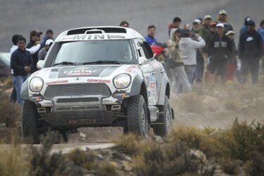 Al Attiyah gana la décima etapa y Peterhansel casi atrapa al líder