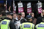 Extremistas de derecha chocan con antifascistas en Londres
