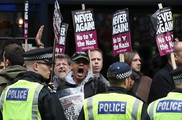 Extremistas de derecha chocan con antifascistas en Londres