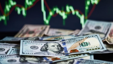 Por qué el dólar cayó a su nivel más bajo en 4 años y por qué a Trump no le preocupa