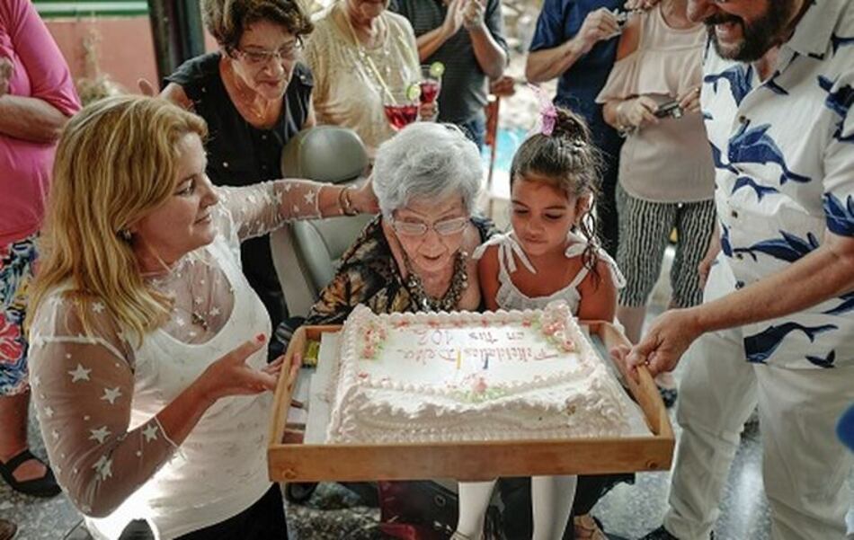 Mimados por la familia, los centenarios cubanos aspiran a vivir 120 años