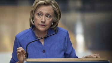 Clinton pide disculpas por la polémica sobre sus correos electrónicos
