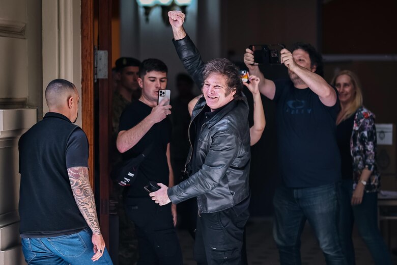 Javier Milei será el próximo presidente de Argentina; Massa reconoce la derrota