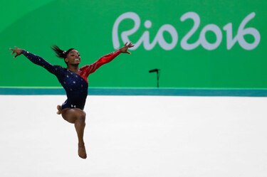 Biles comienza histórica carrera por cinco oros en la final por equipos