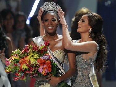 La Miss Universo promete trabajar por África y dice no temer al racismo