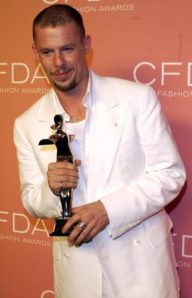 Alexander McQueen distribuye su herencia entre sus perros y fundaciones benéficas