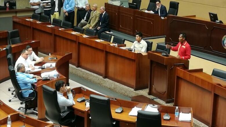 Diálogo entre jóvenes y diputados en el pleno de la Asamblea Nacional seguirá la próxima semana