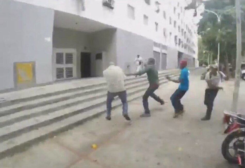 Video: Chavistas apedrean y golpean al dirigente opositor de la MUD, Jesús 'Chúo' Torrealba