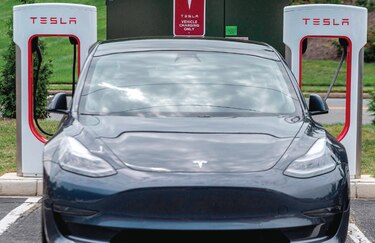 Tesla llama a revisión a 54 mil autos en Estados Unidos