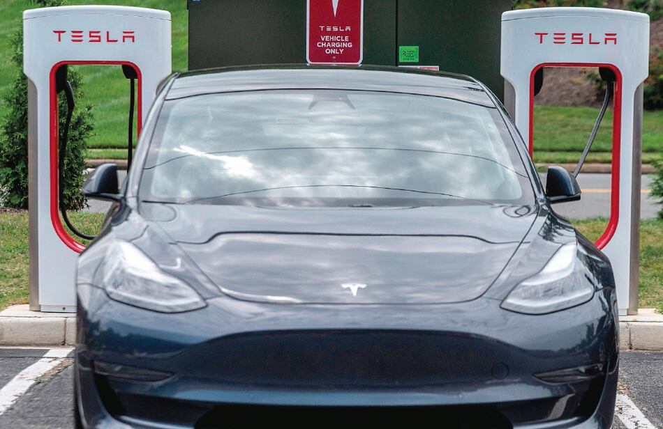 Tesla llama a revisión a 54 mil autos en Estados Unidos