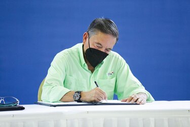 Cortizo sanciona ley que tipifica la violencia política como discriminación contra las mujeres