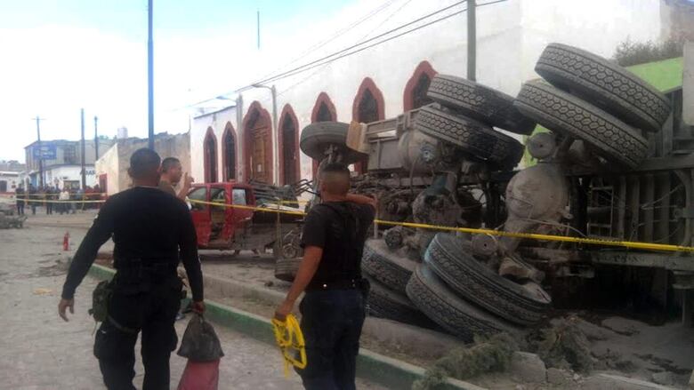 Camión pierde los frenos y atropella a fieles de una procesión en México: 23 muertos