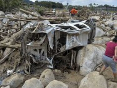Frenética búsqueda de sobrevivientes tras alud en Colombia